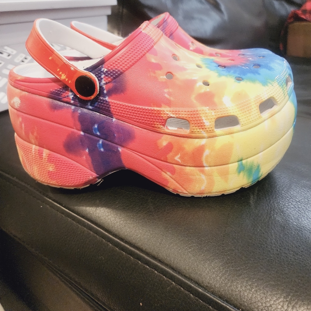 Cape robbins  crocs multi color tiedye pattern platform clogs size 9.